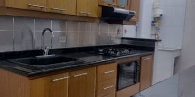  Arriendo Casa en Unidad Cerrada – El Escobero, Envigado

Amplia y cómoda casa de 134 m² ubicada en una tranquila y exclusiva unidad cerrada en El Escobero, muy cerca de la salida a la Av. Las Palmas, el centro comercial City Plaza y con excelentes rutas de transporte.

La casa cuenta con 3 alcobas, alcoba de servicio, 4 baños, balcón, cocina integral con red de gas y calentador, zona de ropas y parqueadero privado. Ideal para familias que buscan espacio, comodidad y tranquilidad en una excelente ubicación.

 Zonas comunes:

Portería permanente

Zonas verdes

 Canon de arriendo: $5.500.000
 Uso: Vivienda

Ubicada en una zona de alta valorización, cerca de colegios, supermercados y con fácil acceso a las principales vías del sur del Valle de Aburrá.