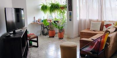 Vendo Lindo apartamento en 3 piso sin ascensor en edificio con parqueadero asignado.
esta en sector comercial ,sobre calle 5 por la loma de la cruz.,

Consta de 68 mtrs ,sala amplia ,2 habitaciones  2 baños cocina abierta. Las ventanas cuentan con vidrio anti ruido,esta ubicado cerca a la loma de la cruz ,sector bohemio pero muy agradable ,cerca ala aloma de San Antonio.