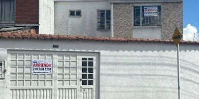 Espectacular casa comercial en el barrio Mandalay de 235 m2, ubicada en una excelente zona residencial, a tres cuadras de la avenida Boyacá y de la avenida las américas, muy cerca de la estaciones de Transmilenio de Mandalay y Banderas, ideal para empresas comerciales, de servicios, instituciones de salud, instituciones educativas, oficinas, al ingresar, encontrará parqueadero para cuatro vehículos, una amplia sala-comedor con cocina abierta, pisos en porcelanato, zona de lavandería independiente, la casa cuenta con cinco acogedoras habitaciones con closet, buena iluminación natural, tres baños, estudio o star de televisión, patio de ropas. para más información, contactar al número 314 3688704 o al correo electrónico john.hernandezinmobiliariabogota.com. el equipo de inmobiliaria Bogotá está comprometido a brindar una experiencia de vida excepcional desde el primer momento en que usted se une a nuestra comunidad.