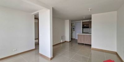 Apartamento en arriendo ubicado en Envigado.  Dispone de 2 habitaciones, 1 clóset, 1 vestier, 2 baños cabinados, sala-comedor, cocina integral, balcón y zona de ropas. La unidad cuenta con portería 24 horas, parqueaderos, ascensores y zonas verdes, con áreas comunes en construcción. Ubicado en zona residencial tranquila, cerca de colegios, tiendas y supermercados, con acceso a rutas integradas del metro.