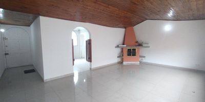 Amplio y muy bien distribuido apartamento en Normandía, son 110m2 construidos y 20m2 de terraza cubierta de uso exclusivo con vista hacia el occidente, tercer piso de edificio antiguo, pequeño y tranquilo, zona de recibo, súper sala comedor con chimenea, cocina integral cerrada grande con zona de ropas, cuarto y baño de servicio, terraza, tres habitaciones con closet, la principal bien amplia y con baño privado, más otro baño completo en el hall de alcobas, buena iluminación natural y ventilación en todos los espacios, gran altillo, el apartamento cuenta con un parqueadero cubierto en servidumbre, edificio con CCTV, estrato 4 y administración económica, no tiene ascensor ni vigilancia 24/7, excelente sector muy central, cerca de la avenida Boyacá, Calle 53, Aeropuerto El Dorado, La terminal, Parque Simón Bolívar. Observe o pida el video, anímese a comprarlo.