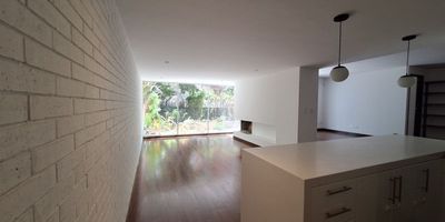 Espectacular apartamento lleno de luz con amplia terraza envolvente. Ofrece 3 habitaciones, la principal con baño, walk-in closet y salida a la terraza. Cuenta con comedor independiente, family room/estudio con acceso a la terraza, y sala con chimenea. Cocina abierta con barra y zona de ropas. Incluye parqueadero en edificio icónico. Ubicación privilegiada cerca de colegios, universidades, restaurantes, centros empresariales/comerciales, clínicas y transporte público. ¡Un hogar ideal con todo al alcance!