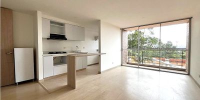 Apartamento para la venta ubicado en la vía que conecta a Marinilla y Rionegro, muy cerca del colegio los corazonistas, en un sector tranquilo, campestre, cercano a los 2 municipios.  La unidad ofrece amplias zonas comunes como zonas verdes, piscina, gimnasio, plazoleta, juegos infantiles, sauna, turco, jacuzzi, zona BBQ y salón social.   El apartamento cuenta con 2 alcobas, 2 baños, cocina integral, balcón, completamente terminado, iluminado y muy bien distribuido.  Con parqueadero y cuarto útil.
