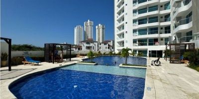 ¡Tu nuevo hogar frente al mar en Rodadero Sur te espera! 
Imaginas despertar con el sonido de las olas y disfrutar cada día como si estuvieras de vacaciones Este apartamento en el exclusivo sector de Rodadero Sur, estrato 5, combina confort, estilo y ubicación privilegiada:
 Características destacadas:
69,71 m² bien distribuidos, ideales para tu estilo de vida
2 alcobas cómodas, la principal con baño privado; la segunda con baño externo para mayor versatilidad
2 baños modernos
1 garaje privado
Totalmente amoblado con muebles acogedores y funcionales
Piscina para adultos y niños + salón social, espacios perfectos para relajarte y compartir
Precio mensual: $3.000.000 (¡incluye administración!)
Ubicado en una zona residencial de alta valorización, con acceso cercano a la playa, restaurantes, comercio y servicios
Ideal para profesionales, parejas o familias que buscan calidad de vida con estilo 
Agenda tu visita ahora y empieza a vivir la experiencia de tener el mar como vecino