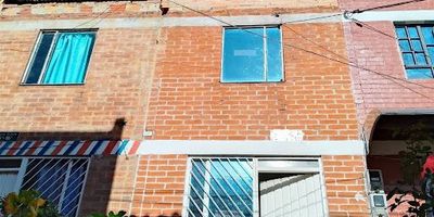 Casa de tres piso ubicada en la Urbanización Prados de Altamira, consta en el primer piso de sala comedor. cocina, baño; en el segundo piso dos habitaciones y baño; en el tercer piso habitación y zona de lavandería y terraza.  La casa se encuentra ubicada a pocos pasos de la estación de cable de San Cristóbal  y de la nueva manzana del cuidado.  Está rodeada de comercio y zonas verdes. 