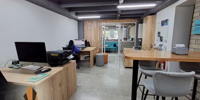 Bodega en arriendo en Guayabal. 
Este es el lugar que estas necesitando para tu negocio. Está ubicado cerca de la terminal del Sur, fácil acceso por la Av. Guayabal y la Autopista Sur. cuenta con un área de 130 m2, con una altura de 3 metros. El inmueble esta en un segundo piso, tiene cocineta y pozuelo,  tipo de energía monofásica. La Bodega cuenta con puerta vidriera, ideal para oficinas o almacenamiento, baño privado, piso en cerámica y cemento. La zona es industrial. Contáctanos!!! con gusto te ayudaremos en el proceso. Nota: el valor del arriendo no incluye IVA. Aplica cobro de IVA según la normatividad vigente. ¡Contáctanos!