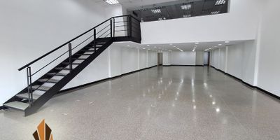 Bodega en arriendo en Guayabal. 
Este es el lugar que estas necesitando para tu negocio. Está ubicado cerca de la terminal del Sur, fácil acceso por la Av. Guayabal y la Autopista Sur. cuenta con un área de 316m2, con una altura de 4 metros. El inmueble esta en un primer piso, tiene cocineta y pozuelo, circuito cerrado de seguridad, tipo de energía monofásica. La Bodega cuenta con zona de cargue y descargue, puerta vidriera, ideal para oficinas o almacenamiento, baño privado, piso en cerámica y cemento. Parqueaderos privados. La zona es industrial. Contáctanos!!! con gusto te ayudaremos en el proceso. Nota: el valor del arriendo no incluye IVA. Aplica cobro de IVA según la normatividad vigente. ¡Contáctanos!