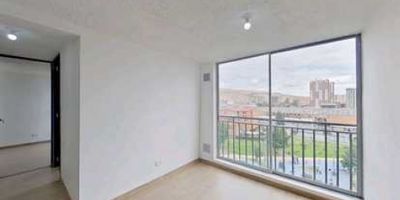 Apartamento en venta en Atardeceres de Madelena 1 – La Estancia, BogotáApartamento de 41 m² ubicado en octavo piso, con vista exterior y acceso por ascensor. Cuenta con 2 habitaciones, 2 baños, sala de estar, cocina integral, zona de ropas y pisos laminados en habitaciones y área social. Remodelado.El conjunto ofrece portería con vigilancia 24 horas, salón comunal, zonas verdes, piscina, parque infantil y parqueadero comunal para visitantes y residentes.Ubicado cerca del centro comercial Gran Plaza El Ensueño, supermercados Olímpica, D1, Ara y Surtimax, instituciones educativas y estación de TransMilenio Perdomo. Vías de acceso por Autopista Sur y Carrera 70C.Inmueble libre de gravámenes.Recibimos crédito hipotecario con cualquier entidad financiera.