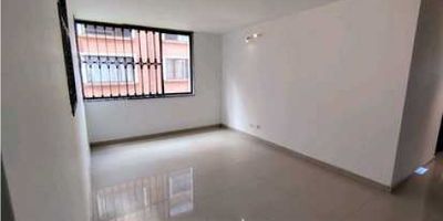 Apartamento en venta de 49m² en el conjunto Colibrí, ubicado en un segundo piso, con vista interior. Consta de 3 habitaciones, 2 baños, sala comedor, sala de estar, cocina integral y zona de lavandería. Piso laminado en habitaciones y cerámica en zona social, baños y cocina. Parqueadero comunal disponible.El conjunto cuenta con portería, salón comunal, zona BBQ, parque infantil, zonas verdes y vigilancia privada las 24 horas. Ubicado en Ciudad Sabana, cerca de centro comercial EcoPlaza, supermercados, colegios y transporte público. Vías de acceso por la Calle 23 y la Carrera 20A.Recibimos crédito hipotecario con cualquier entidad bancaria y Fondo Nacional del Ahorro.