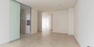 Oficina para arriendo en Envigado sector el Portal, cuenta con un área de 205 m2, espacio abierto, 1 espacio cerrado con baño, 2 baños, cocineta, piso en cerámica, balcón, parqueadero. Ubicado en edificio con ascensor, fáciles y cómodas vías de acceso, rutas de transporte. Buscamos su tranquilidad. www.cityraiz.com CÓDIGO 16885