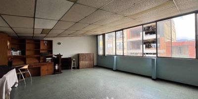 [VEN] ID HOUM: 156880

En Houm te ayudamos de forma fácil y segura. Los beneficios de comprar con nosotros:
    • Te ayudamos a conseguir financiamiento a través de una asesoría personalizada
    • Mediación y seguimiento de todo el proceso
    • Ponemos a tu disposición profesionales en notariado, registro y asesoría jurídica
¡Solo te preocupas de las firmas!

Casa en venta, ubicada en el barrio Ciudad de Honda, Las Ferias, con una superficie construida de 430.00 m² y superficie total de 450.00 m². 

Sus principales características son:

    • 5 dormitorios
    • 3 baños
    • Admite mascotas
    • 1 parqueadero
    • Cocina tipo americana
    • Año de construcción: 1985
            
Si compras con nosotros, te brindamos asesoría personalizada durante todo el proceso.
        
Más que una inmobiliaria, somos Houm.
*Aplican T&C