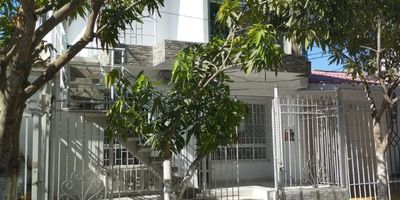 ¡¿Qué esperas?! Casa en venta, vivienda trifamiliar , cuenta con casa en primer piso y dos apartamentos en 2 piso, ubicado en el barrio Ciudad Salitre del municipio de Soledad, Atlántico. la casa cuenta con un área de 98 metros cuadrados, posee 3 alcobas, 1 baño, sala-comedor, cocina tradicional y área de labores, El apt 201 tiene 1 habitación, sala comedor, baño,.cocina y zona de labores y el 202 tiene 2 habitaiones, además cuenta con terraza, patio y posee enrrejado. ¡Pregúntanos por este inmueble y te acompañamos a visitarlo!