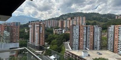 Moderno Apartamento en Unidad Cerrada – Excelente Ubicación en La Cuenca (cerca de Av. El Poblado y Las Vegas)

Descubre este cómodo y funcional apartamento ubicado en una de las zonas más estratégicas del sur del Valle de Aburrá, a tan solo 75 metros de La Cuenca, con acceso rápido a la Av. El Poblado y Las Vegas. Ideal para vivir o invertir, gracias a su alta valorización y conectividad con rutas de transporte.

El inmueble se encuentra en unidad cerrada con vigilancia permanente y excelentes zonas comunes para disfrutar en familia. ¡Comodidad, seguridad y ubicación en un solo lugar!

 Características del Apartamento:
2 alcobas

2 baños cabinados

Salón comedor con excelente iluminación

Balcón con vista a zonas verdes

Cocina integral sencilla con red de gas y calentador

Zona de ropas independiente

Cuarto útil

Parqueadero cubierto (sencillo)

 Zonas Comunes de la Unidad:
Portería 24 horas

Ascensor piso a piso

Piscina y jacuzzi

Placa deportiva

Salón social

Zonas verdes

Shut de basura

Parqueadero para visitantes

Ubicación Privilegiada:
A pocos metros de importantes vías principales

Cercano a colegios, supermercados, estaciones de transporte y más

Canon de arriendo estimado: $3.100.000