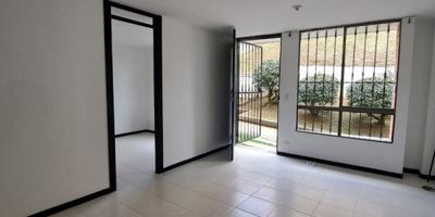 Casa disponible para venta ubicada en Rionegro sector los colegios, con 109m2 ,  dos plantas con posibilidad de hacer una tercera, excelente iluminación natural. 

Cuenta con una excelente ubicación en sector de alta valorización, zona residencial muy tranquila, a cinco minutos del centro comercial San Nicolas, cerca a los colegios, a la clínica Somer y parque Comfama de Rionegro, muy buenas rutas de acceso y de transporte público.
