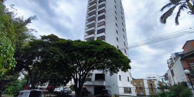 Presentamos esta Mega propiedad tipo Pent-house para la venta en el exclusivo sector de Los Álamos en la ciudad de Pereira, con vista 360º en un piso 15, pisos en mármol, 2 balcones, puerta de seguridad, sala de grandes proporciones, comedor, baño social con ducha, cocina integral equipada, zona de ropas, habitación de servicio con baño y closet, 2 hall de alcobas, estudio, habitación principal con balcón, un gran baño con doble lavamanos y vestier, 2 habitaciones auxiliares con closet y baño compartido, parqueadero para 3 vehículos y cuarto útil. El edificio cuenta con cancha múltiple y juegos infantiles.
