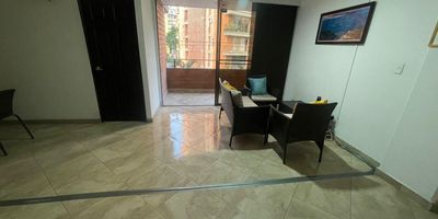 Apartamento para venta en Envigado, sector Otraparte, con excelente ubicación en zona tranquila, muy cerca a la Av Las Vegas, a la Casa Museo Otraparte, colegios y muy buenas rutas de transporte público. Ubicado en un piso 3, el apartamento cuenta con un área de 120 m2 aproximados y consta de 4 alcobas más una alcoba de servicio, 3 baños, closets, sala, comedor, balcón, cocina integral, zona de ropas, calentador, piso en cerámica y parqueadero doble cubierto más cuarto útil. El edificio cuenta con ascensor y portería diurna.