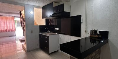 Casa en arriendo ubicada en zona residencial tranquila de Mosquera. Consta de 2 niveles distribuidos en 3 habitaciones con excelente iluminacion natural, 2 banos, sala-comedor amplia, cocina integral, zona de lavanderia y patio. El conjunto residencial ofrece amplias zonas verdes, parqueadero comunal, parque infantil, salon comunal y un ambiente familiar acogedor. Ubicada estrategicamente cerca de centros comerciales como Ecoplaza, supermercados, bancos, colegios y rutas de transporte publico hacia Bogota y municipios cercanos. Ideal para familias que buscan comodidad, tranquilidad y facil acceso a todos los servicios. Canon de arrendamiento competitivo. No pierdas la oportunidad de vivir en un espacio comodo y bien ubicado!