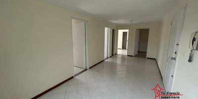 Apartamento en venta en Velódromo, Medellín de 120 m2 aproximadamente, cuenta con 4 alcobas incluida alcoba de servicio, 2 closets, 1 vestier, 3 baños, sala, comedor, cocina integral, red de gas, zona de ropas, calentador, balcón, parqueadero y cuarto util.&nbsp;En edificio con citófono y shut basuras.Adicional tiene rutas de acceso y transporteCercanías:&nbsp;La 70, Estación del Metro Estadio, Colegio San Ignacio de Loyola, restaurante mc Donald's, El Corral, Terrazon, Tiendas JumboPara mayor información contáctame Melissa Salazar 3147757934