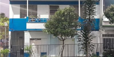 Se vende casa lote esquinera en Buenos Aires, cerca de estación Tranvía Buenos Aires, Centro comercial La Central, la Placita de flores, institucion educativa Federico Ozanam, Clinica Sagrado Corazon, parque los Bomberos, Smarfit, 3 minutos de las torres de Bombona en carro y gran facilidad de transporte.

¡No pierdas la oportunidad de adquirir este excelente inmueble y hacer realidad tus sueños en una de las ciudades más vibrantes y hermosas de Colombia!. 
