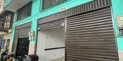 Local en el primer pisoExcelente estado de conservación4.6 m de altura1 bañoCocinetaEnergía monofásicaCableado estructuradoPiso en baldosaPuerta persianaEn excelente ubicación con gran afluencia de personas y de fácil acceso al transporte público, cerca de la Parroquia Sagrado Corazón, del Hospital León XIII, del Jardín Botánico, de la Estación Hospital del Metro y de la Universidad de AntioquiaAsesor Juan Ríos 3206762589