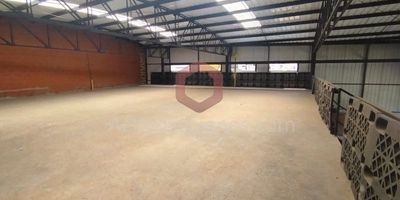 Arriendo local o bodega comercial en Marinilla Autopista Medellín -Bogotá, 500 mts, dos niveles, con excelente ubicación, zona de alto flujo vehicular y peatonal.Arrienda Activos y Bienes, Inmobiliaria experta en administración y arrendamiento de apartamentos, casas, locales, bodegas y oficinas en el Oriente Antioqueño, Medellín y toda el área Metropolitana. Información sujeta a cambios. Las imágenes de muebles, enseres, decoración, y demás elementos son una referencia.