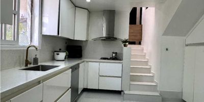 Venta de casa en Envigado sector el escobero, área 246 M2, distribuidos en dos niveles: primer nivel consta de Cocina integral, baño social, sala-comedor, parqueadero para dos carros, cuarto útil .Segundo nivel zona de ropa, alcoba servicio con baño, 5 alcobas, alcoba principal con baño ,vestier y aire acondicionado, 1 alcoba auxiliar con baño y vestier, alcoba auxiliar con clóset, 2 alcobas auxiliares con clósets y comparte un baño.

 

Zonas comunes: piscina adultos y niños, juegos infantiles, gimnasio, salón social, sendero verde.

 

La unidad cuenta con una excelente ubicación diagonal al centro comercial City plaza, a 5 minutos caminando del hospital Manuel Uribe, a 10 minutos del parque caminando.
 

 

