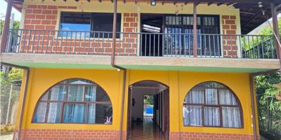 Venta de Casa en Barbosa, Antioquia, sector La Lomita, esta amplia Casa tiene un Area total de 5000 ms2 y area construida de aproximadamente 4.000 mts2, distribuida en casa 2 niveles de aproximadamente 400 mts2.. Esta propiedad es ideal para quienes buscan vivir en un lugar amplio y rodeado de naturaleza.

Con 5 amplias y cómodas alcobas, principal con baño y closet, baño social, baño en alcoba auxiliar, cocina integral, sala, comedor, estudio, balcon con hermosa vista panoramica a zona verde y a ciudad, patio, zona de ropas independiente, estanque con chorros de agua, casa de mayordomo, cuarto de herramientas, zona verde, jardin, arboles frutales, cuarto util, y 3 parqueaderos.  

Ubicada en caserio cerca del peaje de Barbosa, a 4 minutos de la autopista.

Se encuentra cerca de la zona urbana, supermercados, restaurantes y al transporte publico.

No pierdas la oportunidad de vivir en este paraíso en Barbosa. ¡Contáctanos hoy mismo!
