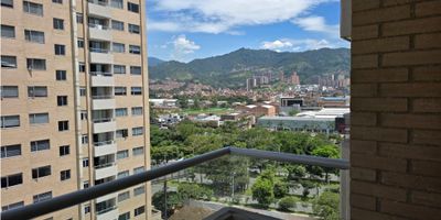 Te presentamos este acogedor apartamento en Envigado, Antioquia. Area 73.8 M2, Tiene 2 alcobas, principal con baño y vestier, cocina integral, sala comedor, balcon, zonas de ropas, parqueadero y cuarto util.

La propiedad te brinda una serie de comodidades como un área social, ascensor, gimnasio, piscina adultos y niños, sauna y turco, juegos infatiles, cancha, zona verde. Además, esta cerca de centros comerciales, colegios/universidades, supermercados, drogueria,  parques, zonas verdes y al transporte publico.

Igualmente cuenta con vigilancia y portería/recepción 24 horas. 

No esperes más para tener el hogar de tus sueños. ¡Contactanos! 

