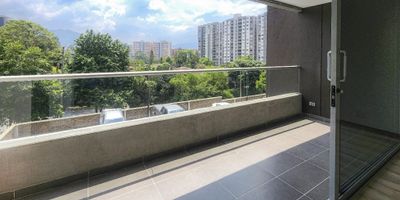 Te presentamos este acogedor apartamento en Envigado, Antioquia. Area 173 M2, Tiene 4 alcobas, principal con baño y 2 vestier, baño social y 1 baños mas compartido para las alcobas auxiliares, alcoba de servicio con baño, cocina integral, sala comedor, estudio, balcon, terraza con techo, zonas de ropas, 2 parqueaderos y cuarto util.

La propiedad te brinda una serie de comodidades como un área social, ascensor, gimnasio, piscina climatizada para adultos y niños, sauna y turco, juegos infatiles, saon social, cancha de squas, cancha de baloncesto y microfutbol, sendro ecologicio, zona de mascotas, zona verde, vigilancia y portería/recepción 24 horas. 

Además, esta a 3 minutos de la Avenida El Poblado, cerca de centros comerciales, colegios/universidades, supermercados, drogueria, centros de salud, parques y a transporte publico, 

No esperes más para tener el hogar de tus sueños. ¡Contactanos! 
