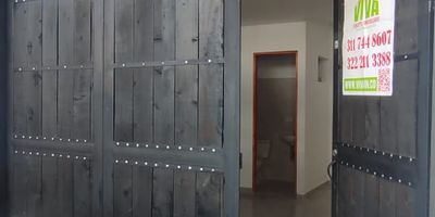 Se arrienda apartaestudio de 25 m ubicado en el primer piso, en una zona tranquila y segura del municipio de El Carmen de Viboral, Antioquia. El inmueble cuenta con una habitacion, cocina semi integral y bano completo, ofreciendo un espacio funcional y acogedor ideal para una persona o pareja.