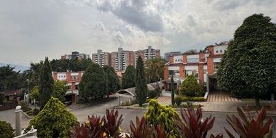 Ubicación Esmeraldal Envigado
Piso Unifamiliar
Número de habitaciones seis
Número de baños seis
Sala comedor
Cocina
Zona de ropas
Parqueadero Garage
Nombre de la unidad residencial Alto Bonito
Mascotas Si
Estrato seis
Restricciones No
Calentador Si
Descripción o punto de referencia El Esmeraldal cerca centros comerciales y rutas de transporte público una zona muy residencial y tranquila
