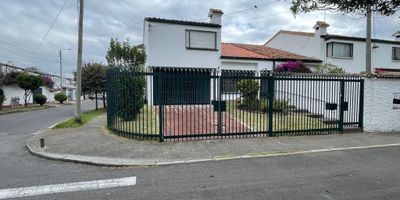 HERMOSA CASA EN ARRIENDO Y VENTA
Casa de 2 plantas esquinera ubicada en zona tranquila y segura. Para uso residencial o comercial, ideal para familias numerosa u oficinas.  Se encuentra distribuida:
Planta 1:  Antejardín, 4 parqueaderos 2 cubiertos y 2 descubiertos, sala, comedor, baño social, star de TV cerrado en vidrio, cocina integral, área de oficios, habitación de servicio con baño, amplio patio con jardín.
Planta 2: Hall de alcobas Habitación principal con baño, 3 habitaciones auxiliares con un baño auxiliar.