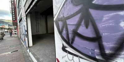 Magnifica Local sobre vía principal, en excelente estado uso  comercial, cerca a  la estación del polo ,con excelente vitrina 