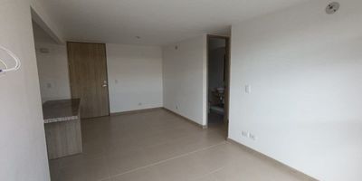 Codigo 19093. ? Apartamento en venta ubicado en La Ceja sector Movilia? Características del Inmueble:• 3 Habitaciones (principal con vestier y baño privado)• 2 Baños completos• Sala - comedor con excelente iluminación• Cocina abierta, integral con cubierta a gas y campana• Mesón en quarztone• Zona de ropas independiente• Balcón con vista a zona verde• Parqueadero privado• Área construida: 101 m²• 1 nivel• Piso en porcelanato• Red de gas y servicios públicos? Descripción:Este espectacular apartamento se encuentra ubicada en el sector campestre de Movilia – La Ceja, una zona de alto desarrollo y valorización. Ideal para quienes buscan tranquilidad sin alejarse del comercio, la salud y el entretenimiento.Su distribución funcional, amplios espacios y acabados de calidad lo convierten en una excelente oportunidad para vivir o invertir.? Entorno y Ubicación:• Cerca de Confama La Ceja• A pocas cuadras del Centro Comercial Viva• Rodeado de gimnasios, supermercados y transporte público• Zona residencial campestre con fácil acceso al centro del municipio? Zonas Comunes:• Portería 24 horas• Zonas verdes• Parqueadero de visitantes• Ascensor por torre? Precio de Venta: $480.000.000• Disponibilidad inmediata