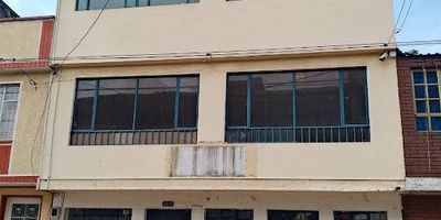 Casa ubicada en el barrio San Francisco adecuada para jardín infantil , tiene reforzamiento de estructura, tubería externa de agua potable, tanque de reserva de agua, cocina industrial, baños de niños, baño de niñas, división en salones.  Buena iluminación natural, goza de seguridad interna, ubicada cerca a paraderos del sitp y alimentador de transmilenio.