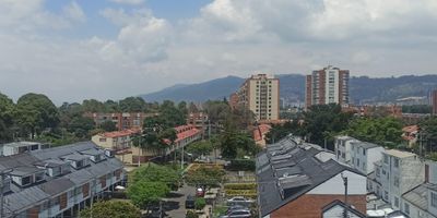 ARRIENDO APARTAESTUDIO , AREA CONSTRUIDA 45,3 MT2, SEXTO PISO, INTERIOR, MUY ILUMINADO, CON ESPECTACULAR VISTA HACIA EL NORTE DE LA CIUDAD, RECIBE SOL DE MAÑANA,   UBICADO SOBRE LA AVDA CALLE 147, ACCESO POR  AVDA  CRA 15, AVDA CRA  19, AVDA LA SIRENA, AVDA 9. CERCA  DE CENTRO COMERCIAL CEDRITOS, CENTRO COMERCIAL CAOBOS Y DE ZONA COMERCIAL, DE IGLESIAS, DE COLEGIOS, DE CENTROS MEDICOS.  EL APTO CONSTA DE 1 HABITACIÓN, 1 BAÑO, SALA COMEDOR CON CHIMENEA, BALCÓN EN ZONA SOCIAL, COCINA ABIERTA Y UN PARQUEADERO CUBIERTO.  EL EDIFICIO CUENTA CON VIGILANCIA 24H, SALON SOCIAL, GIMNASIO Y SAUNA,