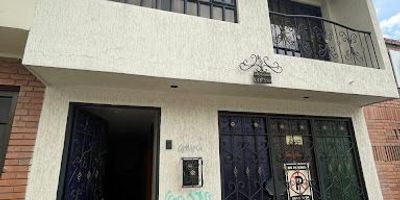 1559 Hermosa casa ubicada en centro historico de Mosquera, cerca a parque prinicipal, zona bancaria, alcaldia, zona comercial, casa de tres niveles, ocho habitaciones con grande espacios, siete baños, dos balcones, area de terraza cubierta,zona de ropas, cocina integral con isla central, sala, comedor, chimenea en sala, estudio, garaje cubierto. excelente oportunidad. Llamenos.