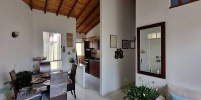 1597 Hermoso apartamento en Zuame Nogal piso quinto. El apartamento cuenta tres alcobas, dos baños, sala comedor, cocina integral, excelentes acabados. Libre de todo.