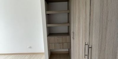Hermoso Apartamento a la venta, tres habitaciones, dos baños, vista panorámica, chimenea, estudio, cocina amplia y abierta, zona de lavandería. 