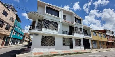 1579 Casa en Funza Cundinamarca, con excelente ubicación, ideal para vivir y arrendar, esquinera, cerca al parque principal del municipio, bancos, tiendas, supermercados. ETC. La casa consta de tres apartamentos, con excelentes acabados, parqueadero.  Se recibe  inmueble como parte de pago hasta en un 40 por ciento del valor de la negociación.