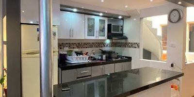 HERMOSA CASA EN VENTA, DOS NIVELES TERMINADOS Y TERCER PISO PROYECTADO PARA APARTAMENTOS. GENERA RENTA, CUENTA CON DOS GARAGES. UBICADA EN ZONA TRANQUILA