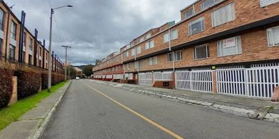 Cedro Golf. Sesenta y tres punto treinta metros cuadrados. Piso dos, interior.  Primer nivel dos alcobas,  cocina integral abierta, un baño. Segundo nivel una alcoba un baño zona de lavandería independiente.  Pisos en guayacán en área social, hall porcelanato y en alcobas madera laminada. Garaje propio cubierto en servidumbre, depósito. Video portero. Sin ascensor. Inmueble libre de todo gravamen. Vetustez cuarenta y dos años. Vías de acceso calle ciento cincuenta y tres, calle ciento cuarenta y siete, Avenida novena, carrera séptima. Informes David Ortiz.