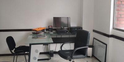 Oficina  4 piso ,área de 32.62 metros cuadrados ,dividida en dos espacios uno mas o menos de 3 x 6 y el otro de 3x4, baño, parqueadero