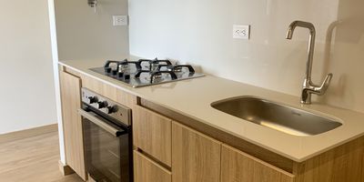 Ubicado en la exclusiva unidad Viverdi en Barro Blanco, el apartamento en Torre 1 ofrece un ambiente cómodo y funcional con 2 habitaciones, 2 baños, cocina integral, sala comedor, parqueadero y cuarto útil. La unidad cerrada brinda una experiencia residencial completa con piscina descubierta, coworking, gimnasio, salón de juegos, salón comunal, juegos infantiles, zona de mascotas, sendero, vigilancia permanente, ascensor, y fácil acceso a supermercados y centros comerciales cercanos, garantizando calidad de vida, seguridad y comodidad en un entorno moderno.