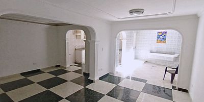 Arriendo y vendo hermosa casa de 3 pisos en conjunto residencial, de un área de 109,95M2 ubicado en la magnifica zona de pie de la popa, la cual cuenta con 4 habitaciones, 4 baños, sala, comedor, balcón, cocina semi integral, 4 closet, zona de labores, alcoba y baño de servicio,  con pisos de ceramica, terraza y patio. Cuenta con vigilancia, parqueadero para visitantes, zona bbq. además de contar con transportes públicos y centros comerciales totalmente cercanos, esta a pocos minutos del centro histórico de cartagena.