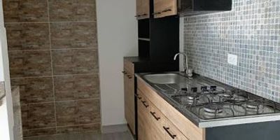 Este apartamento en arriendo en Bello, barrio Guasimalito, Antioquia, ofrece 50 m² con 2 habitaciones y 2 baños. La unidad cerrada cuenta con vigilancia y gimnasio, brindando seguridad y excelentes zonas comunes para disfrutar. Ubicado en estrato 3, este apartamento con 5 años de antigüedad tiene un canon de $1.200.000. No incluye parqueadero. Conozca esta vivienda en Bello. Consulte las opciones de whatsapp, quiero que me contacten y ver teléfonos para más información.