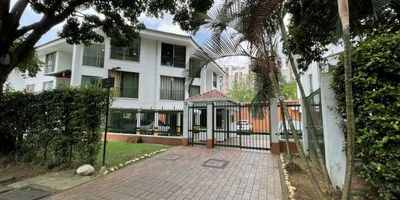 ¡Vendo Apto en Quintas De Don Simón ¡
Apto en 3 piso acceso por escaleras, de 91.75 Mt2 con Sala, Comedor, Cocina Abierta, Tres Habitaciones con vista externa, Estudio, Dos Baños más el Cuarto de Servicio con Baño Completo y área de Servicio. 
El Apto cuenta con una amplia ventilación ya que tiene ventanas grandes en todos los salones del mismo, Parqueadero Propio techado.
 la unidad tiene Vigilancia permanente y queda al lado de un Parque super grande, apto para todo tipo de actividad física.
La administración está en $554.000.
Ven, conócelo.