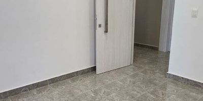 En sector de gran crecimiento, se encuentra esta exclusiva oficina de 33 metros cuadrados, ideal para aquellos que buscan un espacio elegante y funcional para sus negocios. Con un baño privado y un parqueadero disponible, esta oficina ofrece comodidad y conveniencia para sus ocupantes. Su diseño moderno y acabados de alta calidad crean un ambiente profesional y acogedor, perfecto para recibir a clientes y colaboradores. No pierdas la oportunidad de establecer tu negocio en este lugar privilegiado, donde la excelencia se encuentra en cada detalle. ¡Haz de esta oficina el escenario perfecto para el éxito de tu empresa!