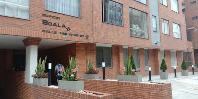 Apartamento de 67 metros, consta de sala comedor con chimenea, cortina tipo sheer, cocina con estufa a gas, horno eléctrico, campana extractora, mesón en mármol, mueble superior e inferior en madera, zona de ropa con lavadero, instalación para lavadora, tendero, alcoba principal con Closet en madera, blackout y persiana, baño privado con división en aluminio y vidrio templado, Calentador a gas, alcoba auxiliar con Closet en madera, blackout y velo, baño social con división en aluminio, vidrio templado , pisos en porcelanato y cerámica. con garaje sencillo cubierto No. 6 y depósito No. 2 Edificio cuenta con salón comunal, gimnasio y dos puentes comunales, zona residencial y cerca a la autopista norte. Estación Transmilenio 146 . 