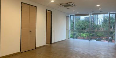 Oficina en venta en edificio empresarial el cual cuenta con muy buena ubicacion, sector muy central, con fácil acceso desde la Av principal, rutas de transporte publico, cerca a centros comerciales, restaurantes, hoteles, almacenes de cadena y gran variedad de servicios complementarios de la zona.  Piso en madera, 1 espacio, 1 baño, cocineta, cableado de red, techo cielo raso, aire acondicionado central y parqueadero cubierto . Conjunto cerrado con ascensor, bahía de parqueo, auditorio, baños comunales y planta electricavi , gilancia y portería 24 horas, circtuito cerrado de,inmuebles sujetos a verificacion de disponibilidad
